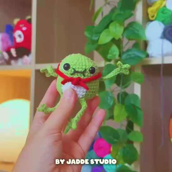 Video of Bingo the Frog wearing an Amanita Hat crochet pattern from lucky tatoes